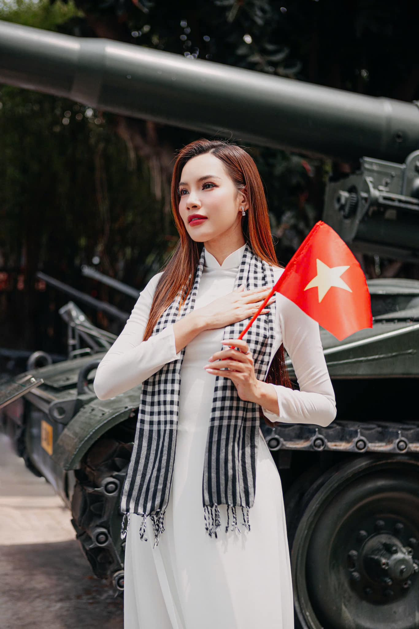 "30/4 - Ngày non sông liền một dải, đất nước nở hoa trong tiếng ca tự do. Tự hào được sinh ra giữa những mùa hòa bình, Hoàng Phương luôn khắc ghi những hy sinh thầm lặng của cha ông. Sẽ mãi nỗ lực từng ngày, sống xứng đáng với những ước mơ còn dang dở, với những hy vọng gửi gắm từ một thời lửa đạn. Tổ quốc trong tim, yêu thương trong từng nhịp thở", Lê Hoàng Phương chia sẻ.