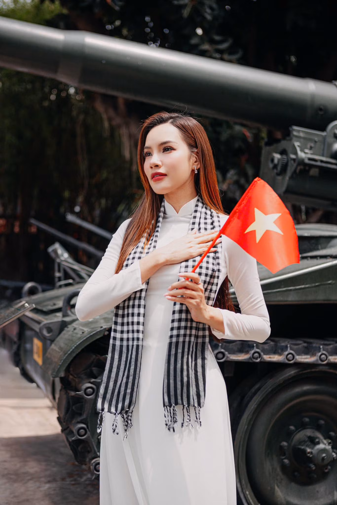 "30/4 - Ngày non sông liền một dải, đất nước nở hoa trong tiếng ca tự do. Tự hào được sinh ra giữa những mùa hòa bình, Hoàng Phương luôn khắc ghi những hy sinh thầm lặng của cha ông. Sẽ mãi nỗ lực từng ngày, sống xứng đáng với những ước mơ còn dang dở, với những hy vọng gửi gắm từ một thời lửa đạn. Tổ quốc trong tim, yêu thương trong từng nhịp thở", Lê Hoàng Phương chia sẻ.