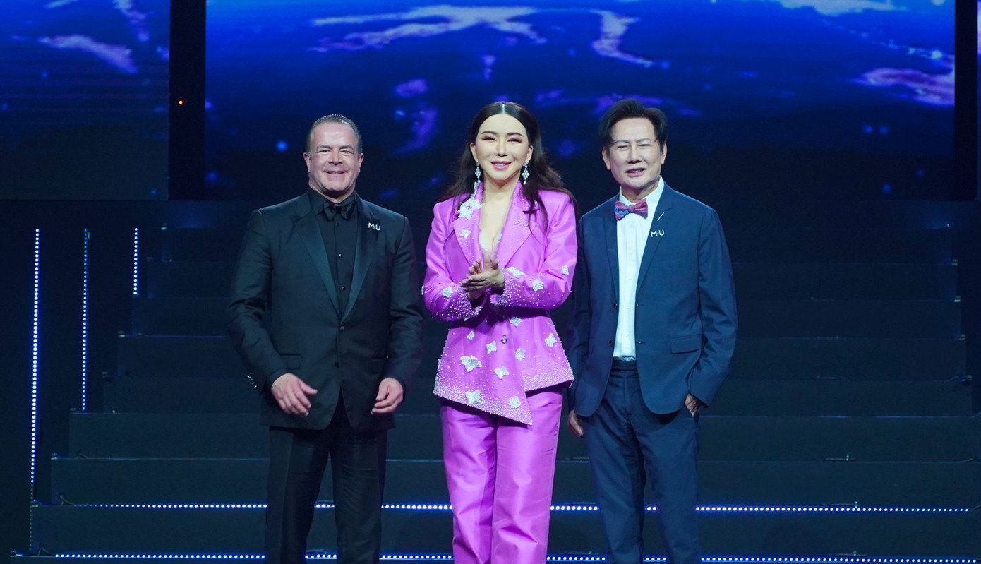 Ông Nawat (ngoài cùng bên phải) được cho là đang từng bước thâu tóm cuộc thi Hoa hậu Hoàn vũ.