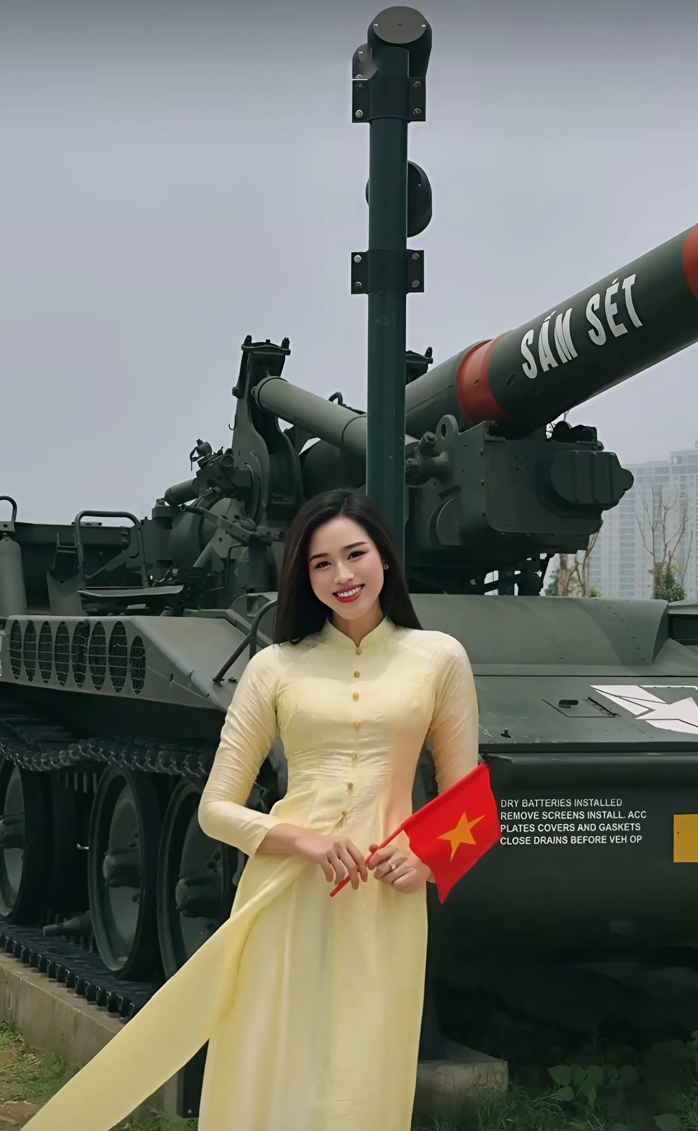 Hoa hậu Đỗ Thị Hà mặc áo dài vàng thanh lịch, hòa cùng dòng người đến thăm các di tích lịch sử nhân dịp chào mừng kỷ niệm đại lễ 30/4.