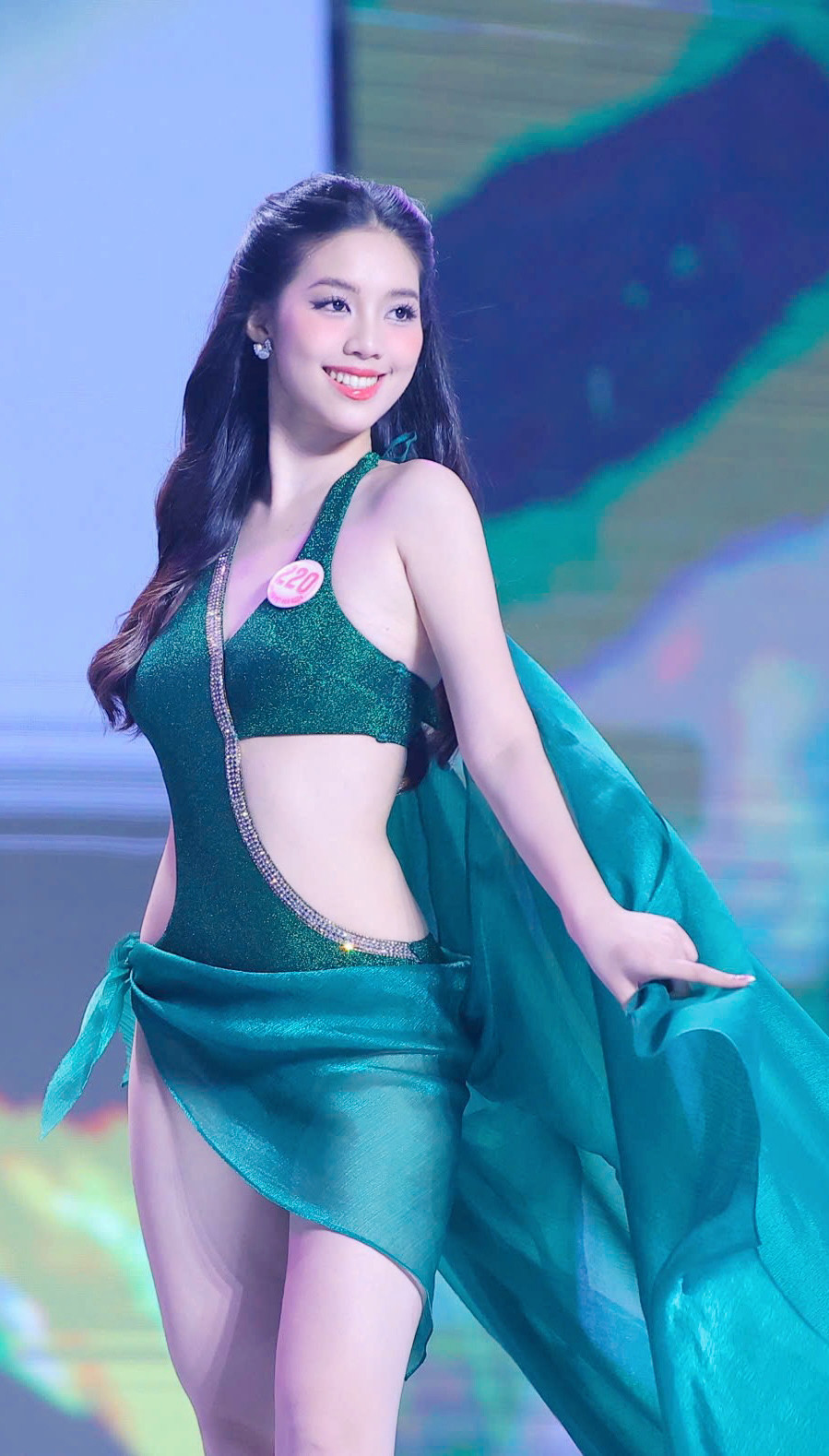 Thí sinh Trần Ngọc Châu Anh cao 1,7 m, nặng 51 kg, số đo ba vòng 86-60-90 cm.