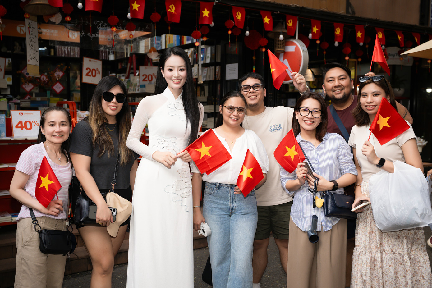 Sự tham gia của dàn hoa hậu, á hậu đã thu hút sự chú ý của các khách mời và du khách trong, ngoài nước đến tham dự sự kiện.