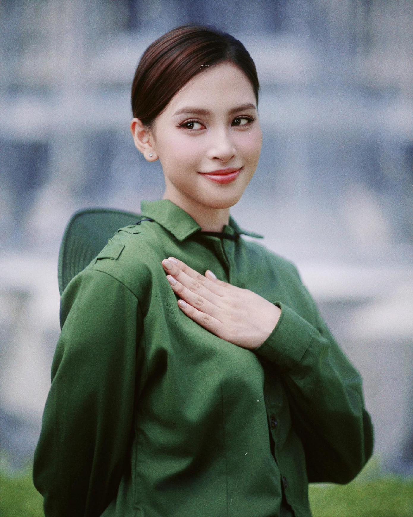 Hoa hậu Tiểu Vy là một trong những người đẹp tham gia khối nghệ sĩ tại lễ diễu binh, diễu hành cấp Nhà nước, nhân dịp kỷ niệm 50 năm ngày giải phóng miền Nam, thống nhất đất nước vào sáng 30/4.