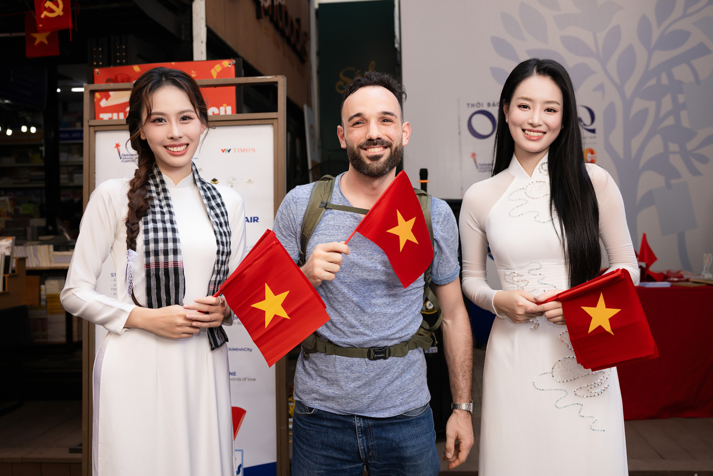 Á hậu Ngọc Hằng, Bùi Khánh Linh tặng cờ Tổ quốc cho các du khách nước ngoài có mặt ở đường sách.