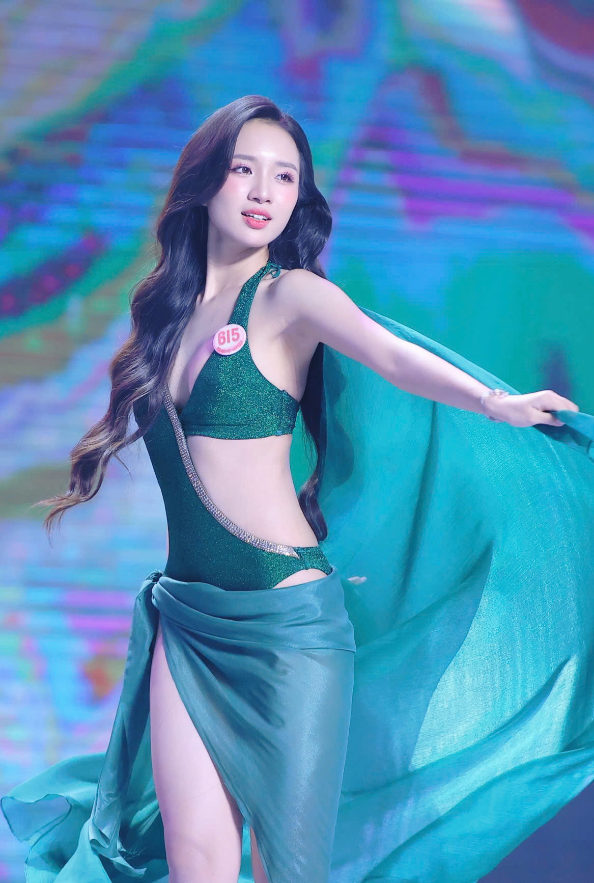 Thí sinh Hà Thị Giang Thanh cao 1,74 m, nặng 57 kg, số đo ba vòng 80-62-93 cm.