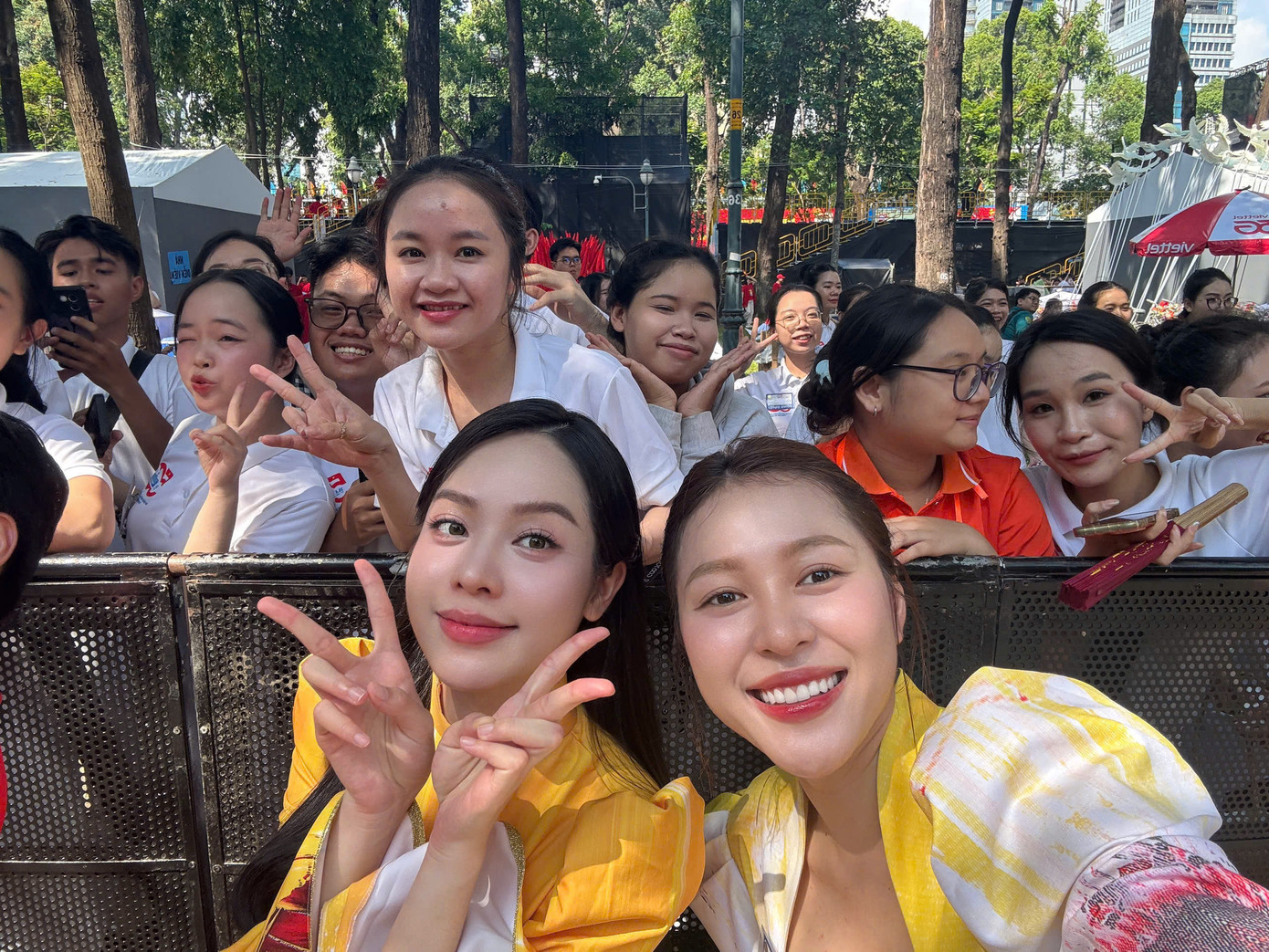 Hoa hậu Thanh Thủy, Kiều Duy nhận được sự yêu mến của các khối tham gia lễ tổng duyệt.