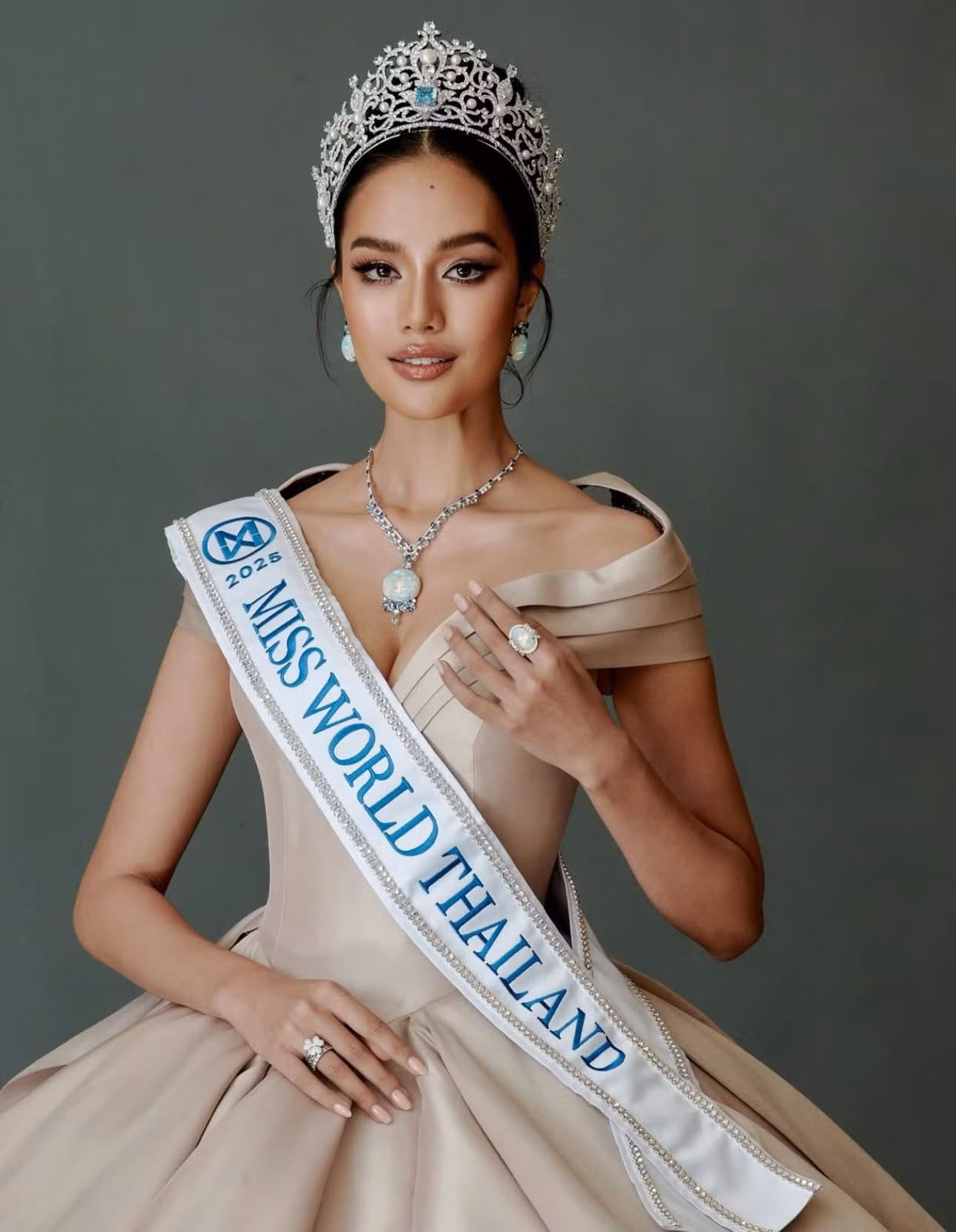 Opal Suchata Chuangsri trở thành đại diện Thái Lan tại cuộc thi Hoa Hậu Thế giới 2025 ở Ấn Độ. Opal Suchata Chuangsri trở thành đại diện Thái Lan tại cuộc thi Hoa Hậu Thế giới 2025 ở Ấn Độ.