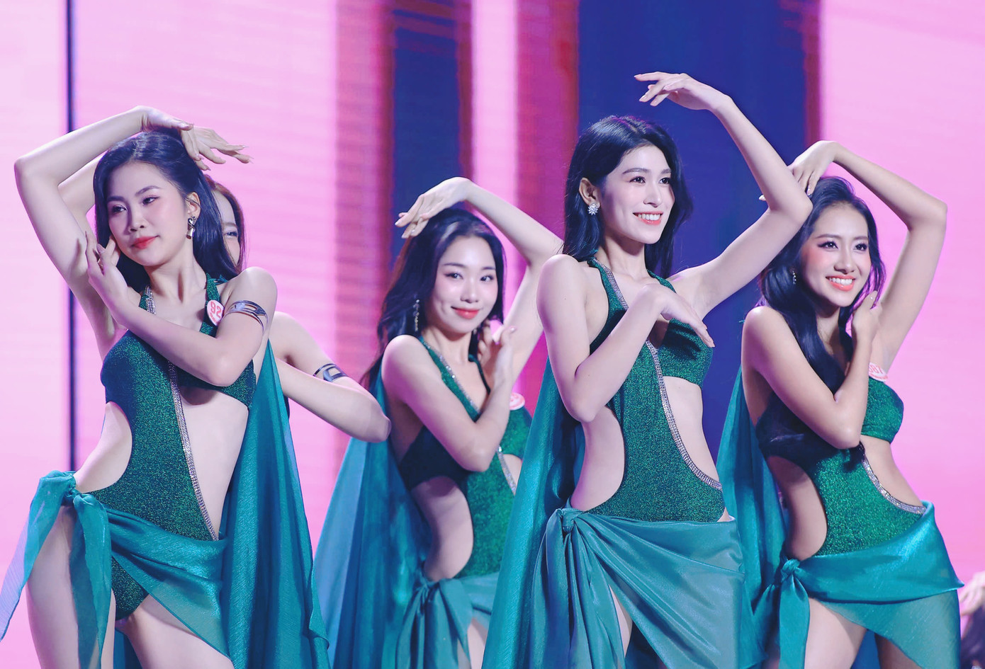 Các thí sinh trình diễn áo tắm trên nền nhạc Son.