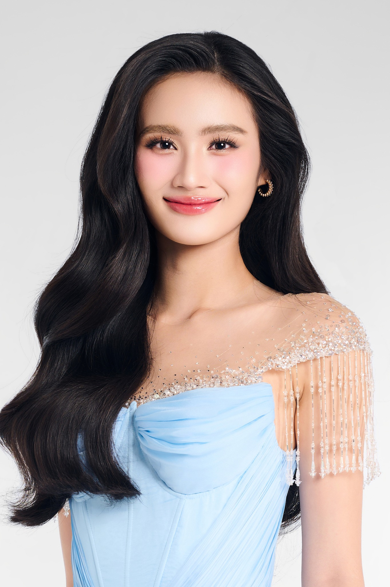 Đại diện Việt Nam - Huỳnh Trần Ý Nhi - đang tích cực chuẩn bị cho cuộc thi Hoa hậu Thế giới 2025 ở Ấn Độ. Cô sinh năm 2002, là sinh viên, cao 1,75 m. Ngày 23/4 đã diễn ra buổi send-off trước khi Ý Nhi lên đường sang Ấn Độ dự thi Hoa hậu Thế giới 2025. Ý Nhi đã giới thiệu tiết mục múa mang âm hưởng Tây Nguyên trong phần thi quan trọng Dance of the World. Là đại diện Việt Nam nhưng Ý Nhi vướng phải ý kiến trái chiều từ công chúng trong nước. Cô sang Ấn Độ từ ngày 6/5 để tham gia cuộc thi Hoa hậu Thế giới lần thứ 72.