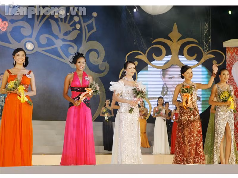 5 người đẹp được tham dự Vòng thi ứng xử. 5 người đẹp được tham dự Vòng thi ứng xử.