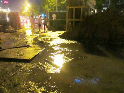 Sự cố vỡ đường ống khiến nước chảy lênh láng khu vực ngã tư Liễu Giai - Kim Mã