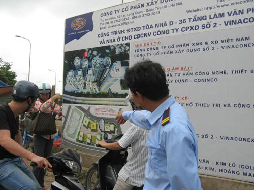 Một số khách hàng nghi ngờ việc mua bán nhà trên giấy đi tìm công trường để kiểm tra 