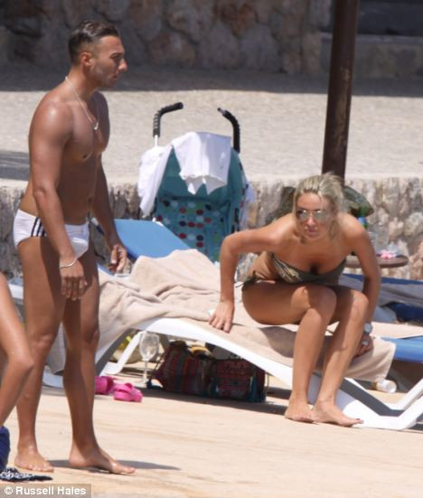 Nhổm hẳn người dậy để … xem