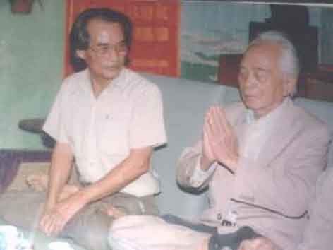 Nhà văn Sơn Tùng với Đại tướng Võ Nguyên Giáp.