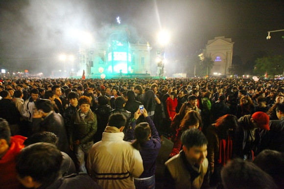 Các bạn trẻ vẫn muốn nán lại để cuồng nhiệt cùng âm nhạc trong những giây phút đầu tiên của năm 2012. Các bạn trẻ vẫn muốn nán lại để cuồng nhiệt cùng âm nhạc trong những giây phút đầu tiên của năm 2012