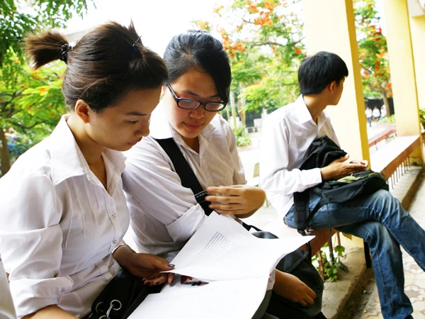 Ngay đến các thầy còn tranh luận về đề thi tuyển sinh, thì học trò biết xử lý ra sao? Ảnh: Hồng Vĩnh