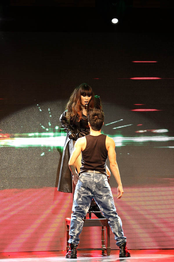 Đầy quyến rũ và khiêu khích bên vũ công nam