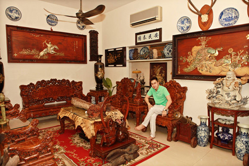 Tất cả những cổ vật đều được gia đình anh tìm từng món về, có những món để có được nó, nhà anh phải chi hơn cả tỷ đồng