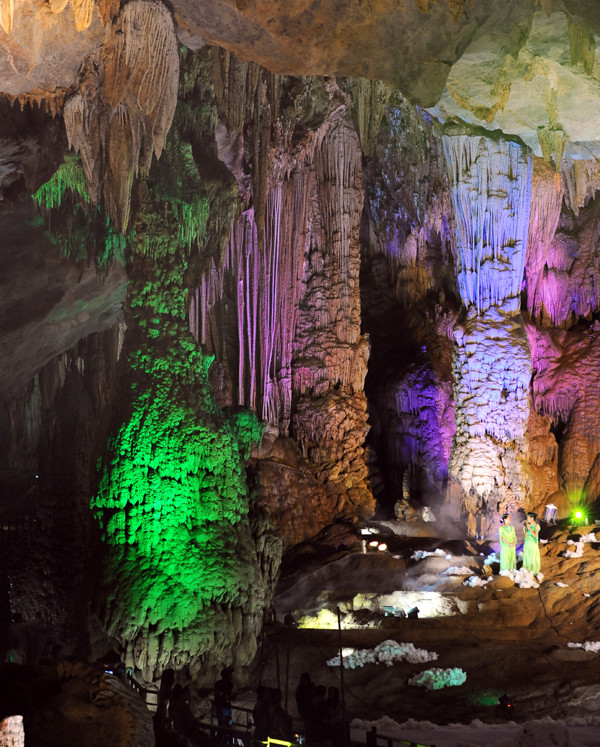 Động Thiên Đường thuộc hệ thống hang Vòm