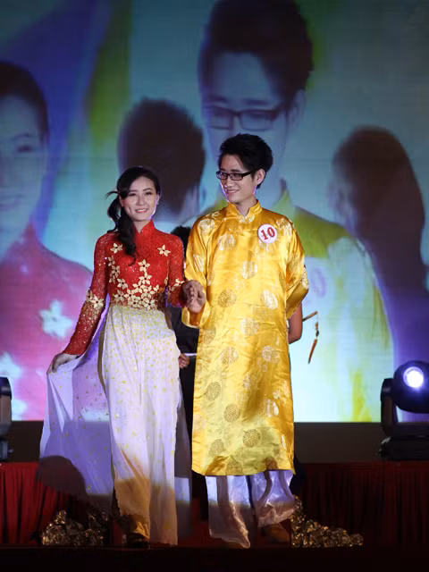 Sánh bước bên nhau với tà áo dài truyền thống