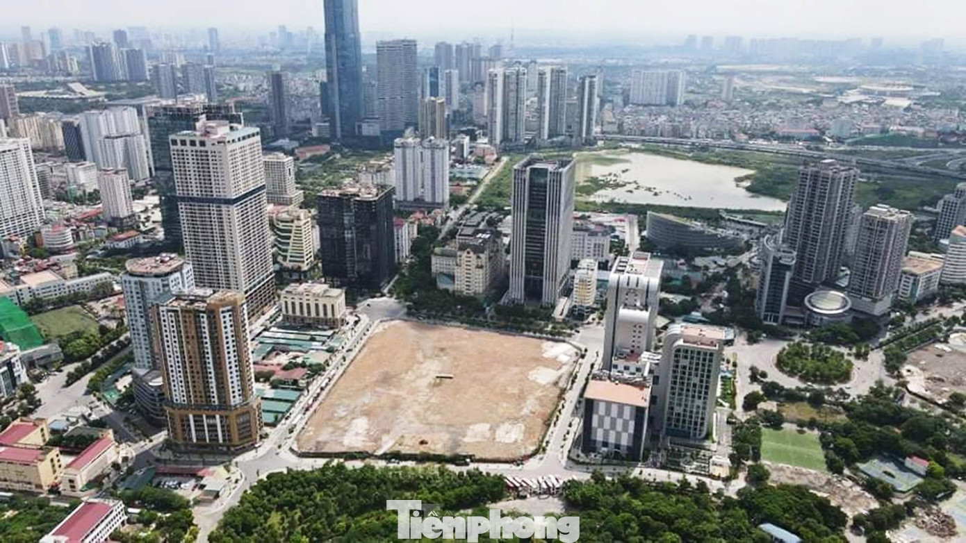 Công trình khu phức hợp Đại sứ quán Hoa Kỳ xây dựng tại Hà Nội trên ô đất rộng 3,2 ha sở hữu 4 mặt tiền tại quận Cầu Giấy, vốn đầu tư là 1,2 tỷ USD. Công trình khu phức hợp Đại sứ quán Hoa Kỳ xây dựng tại Hà Nội trên ô đất rộng 3,2 ha sở hữu 4 mặt tiền tại quận Cầu Giấy, vốn đầu tư là 1,2 tỷ USD.