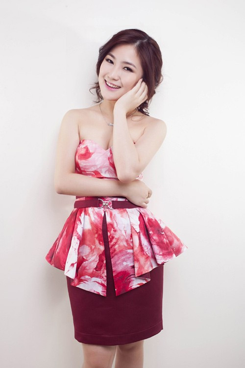 Kiểu đầm peplum giúp che phần bụng nhưng rõ ràng không hợp với tuổi teen của Hương Tràm