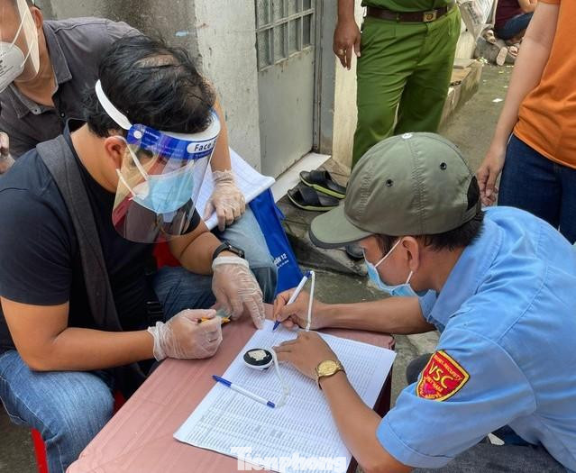 Một phường ở quận 12, TPHCM chi tiền hỗ trợ cho người dân bị ảnh hưởng bởi dịch COVID-19 tháng 10/2021.