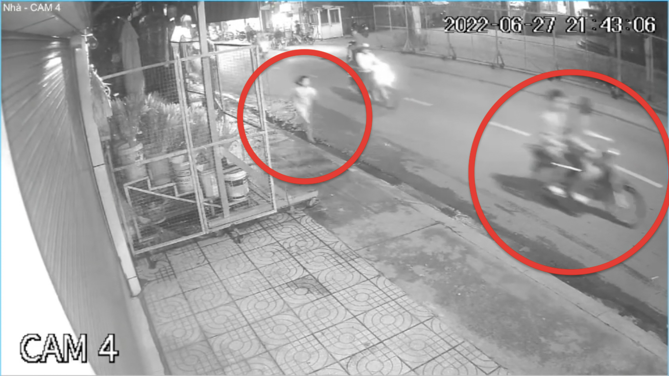 Bé V. chạy bộ đuổi theo 2 tên cướp. (Ảnh trích xuất từ camera an ninh)