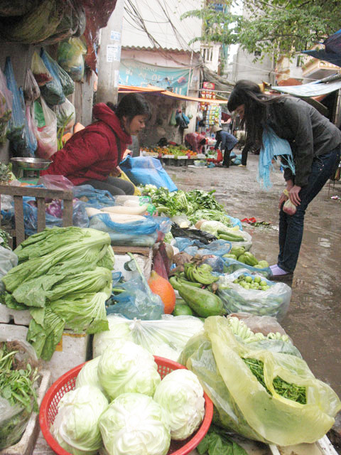 Giá các loại rau tăng từ 30-50% tùy loại. Giá các loại rau tăng từ 30-50% tùy loại.