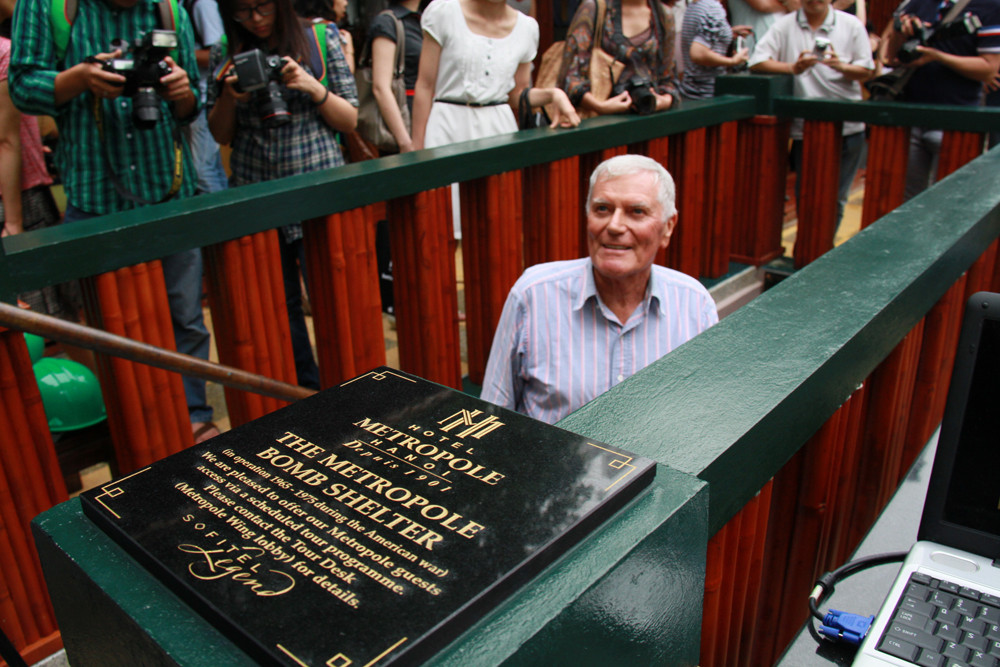 Ông trở lại thăm chỗ trú ẩn thời chiến tranh - nơi ông khắc tên mình trên bức tường căn hầm.