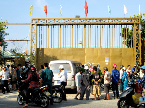 Cánh cổng sắt của Công trường xây dựng tòa nhà 33 tầng VSP đóng kín khiến tên cướp không thể lái xe ôtô ra phía ngoài đường