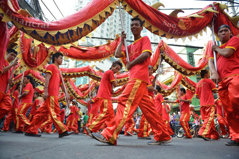 Các diễn viên cùng nhau thực hiện một điệu múa rồng để đón chào năm mới âm lịch tại khu người Hoa ở thủ đô Manila của Philippines hôm 8-2. Các diễn viên cùng nhau thực hiện một điệu múa rồng để đón chào năm mới âm lịch tại khu người Hoa ở thủ đô Manila của Philippines hôm 8-2