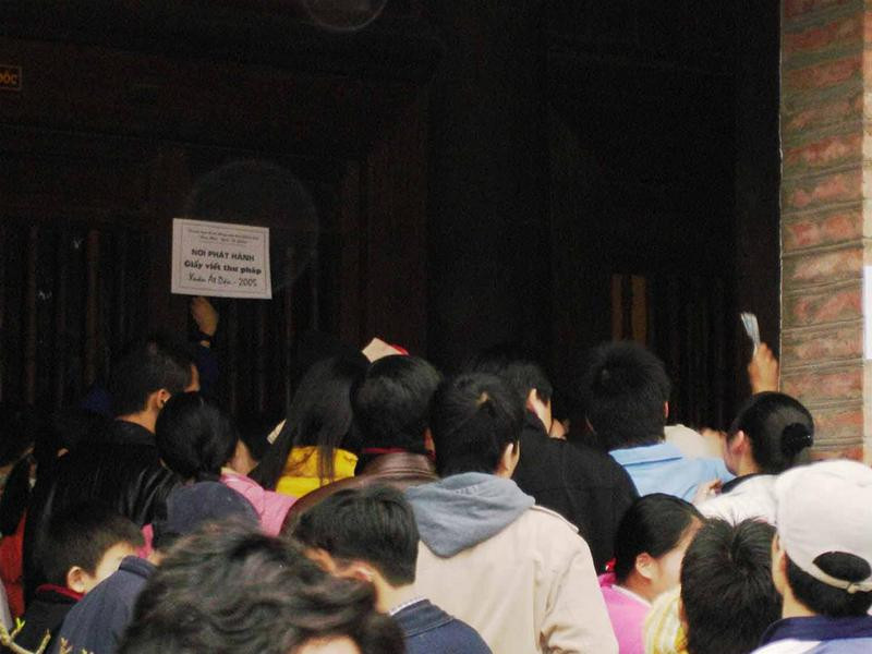 Cho xin một tích kê nào Hong chữ ngoài sân Hong chữ trong nhà Hỉ hả ra về với chữ xin được