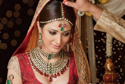  Nghệ thuật sử dụng trang sức. Bất cứ đồ nữ trang nào cồng kềnh và quá nhiều đều gây khó khăn cho bữa tiệc tình yêu