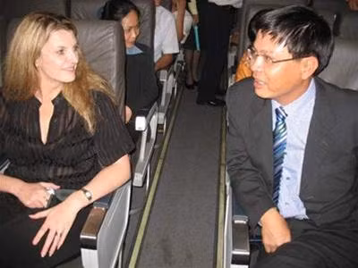 Ông Lương Hoài Nam và Phó TGĐ JP người Úc Daniela (bên trái) - người đang bị tạm cấm xuất cảnh. Ảnh: Bảo Khánh Ông Lương Hoài Nam và Phó TGĐ JP người Úc Daniela (bên trái) - người đang bị tạm cấm xuất cảnh. Ảnh: Bảo Khánh