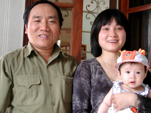 Trần Đăng Khoa hiện tại bên gia đình nhỏ.. Trần Đăng Khoa hiện tại bên gia đình nhỏ.