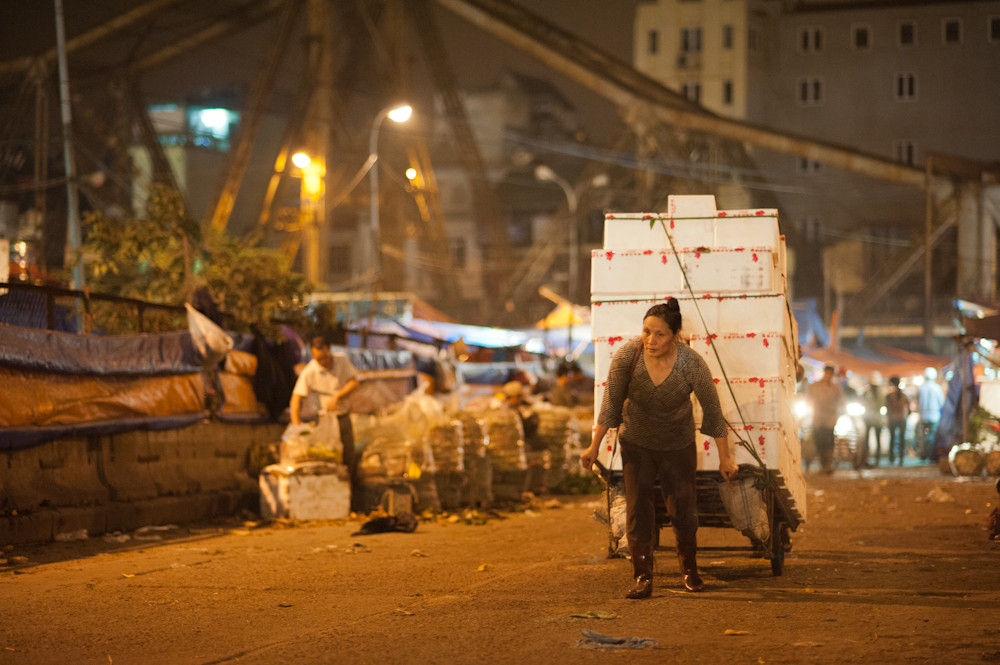 Hàng đêm, thời điểm hàng về nhiều nhất từ 22 giờ trở và công việc của nữ cửu vạn cũng tất bật từ đó tới 3, 4 giờ sáng.