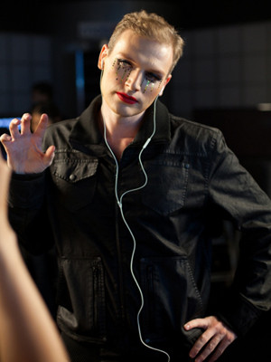 Trong tập 5 chương trình 'Gương mặt thân quen' phát sóng tối 2-2, nam ca sĩ người Mỹ Kyo York phải hóa thân thành giọng ca có phong cách 'quái' Lady Gaga