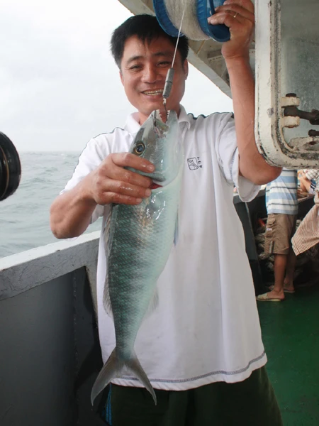 Đại úy Sinh câu cá trên nhà giàn DK1/21