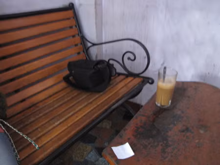 Mỗi chuồng chỉ được trang bị một chiếc bàn nhỏ, một chiếc ghế