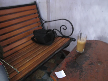 Mỗi chuồng chỉ được trang bị một chiếc bàn nhỏ, một chiếc ghế