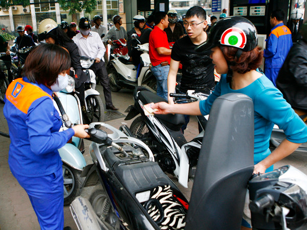 Việc tăng giảm giá xăng dầu chậm, được lý giải do chính sách lạc hậu