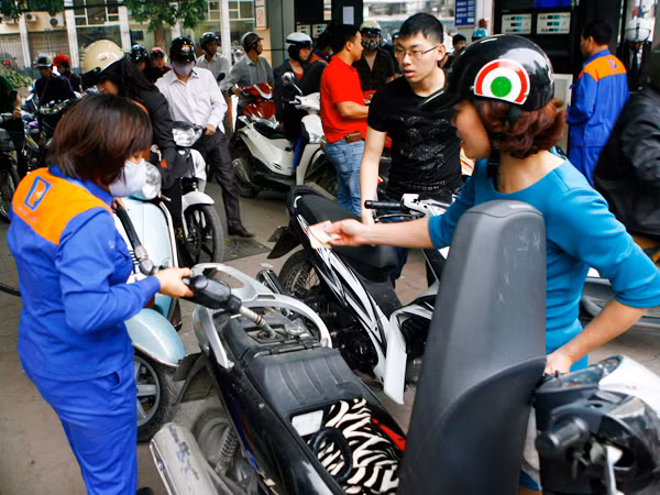 Việc tăng giảm giá xăng dầu chậm, được lý giải do chính sách lạc hậu