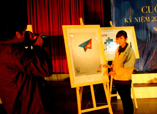 nhiều bạn chụp hình bên các tác phẩm đoạt giải