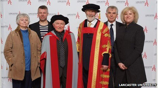 Cụ ông lấy bằng Tiến sĩ ở tuổi 90