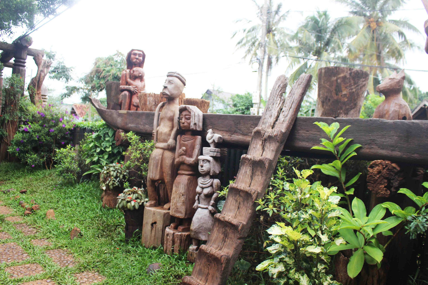 Tượng gỗ dân gian, nét độc đáo riêng có thu hút du khách Tượng gỗ dân gian, nét độc đáo riêng có thu hút du khách