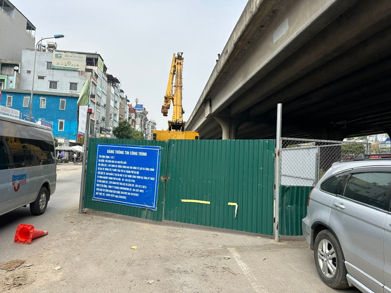 Lô cốt gây cản trở giao thông trên đường Nguyễn Xiển (Hà Nội)