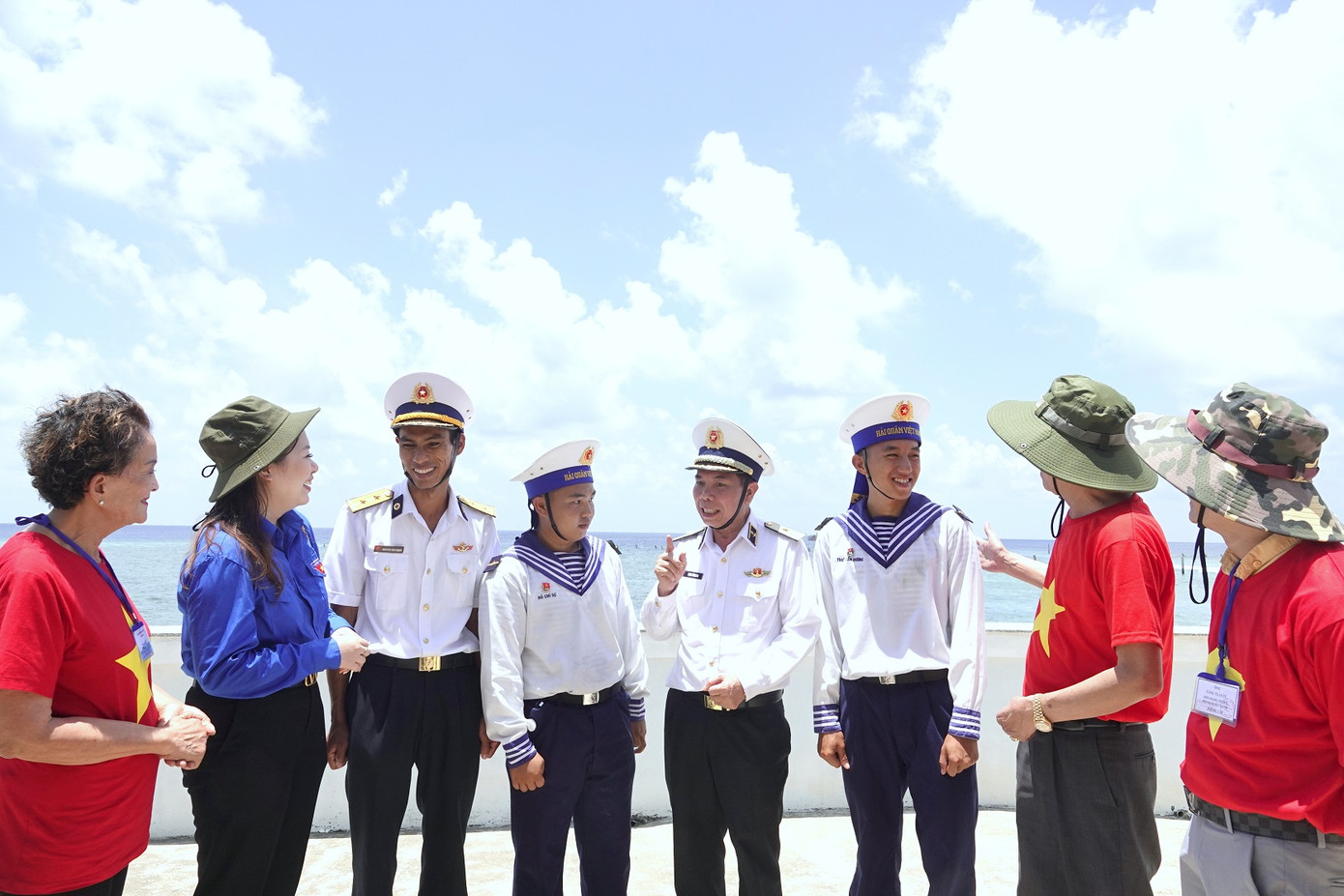 Lãnh đạo Quân chủng Hải quân và kiều bào trò chuyện với cán bộ, chiến sĩ đảo chìm Len Đao. Ảnh: Nguyễn Minh