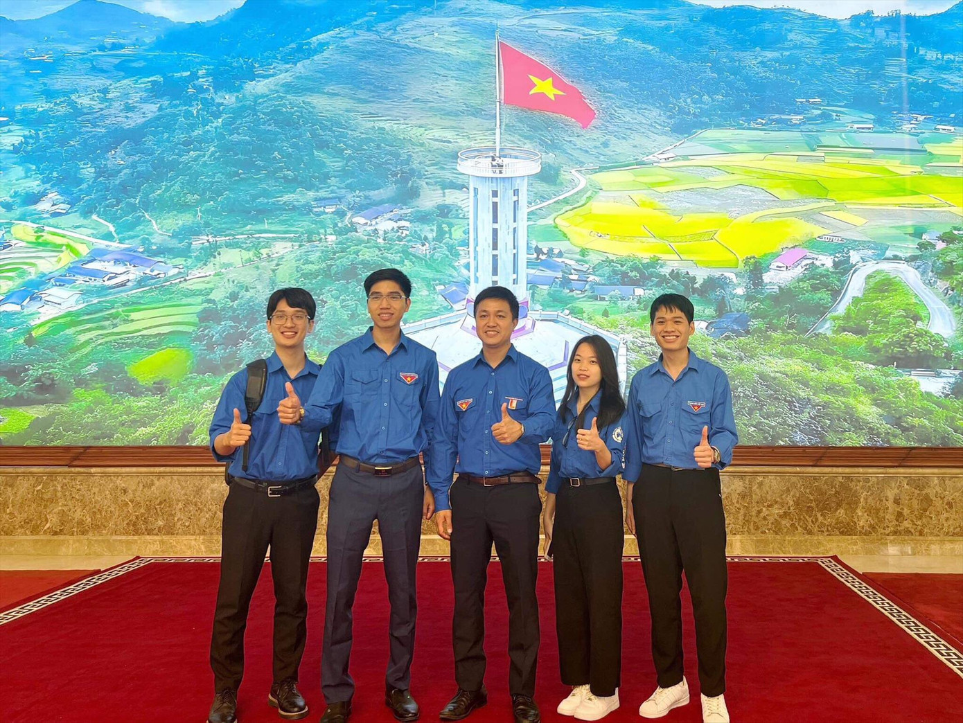 Thanh Thư (thứ 2, từ phải sang) từng nhiều lần khoác màu áo xanh tham gia tình nguyện vì cộng đồng Thanh Thư (thứ 2, từ phải sang) từng nhiều lần khoác màu áo xanh tham gia tình nguyện vì cộng đồng