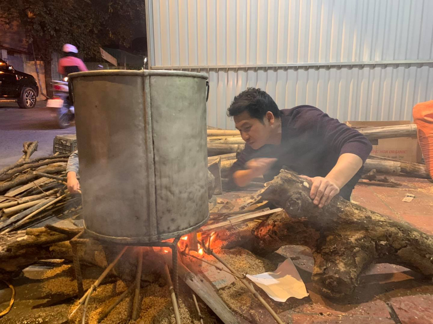 Hình ảnh ca sĩ Trọng Tấn tự tay gói bánh chưng đã lan tỏa cảm hứng quay về đón Tết truyền thống cho nhiều người